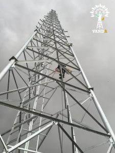 دکل خودایستا با دکل مهاری